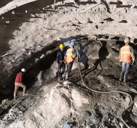 黑山拱顶带模注浆料的施工流程及注意事项